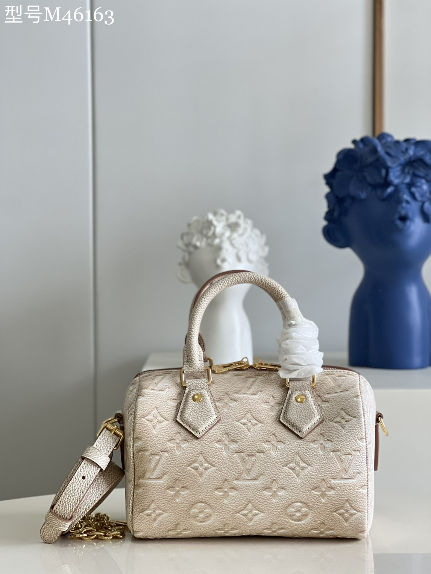 NO:398931,【Exclusive real photo M46163】This Speedy Bandoulière 20 handbag reveals subtle luster in new season colors. Classic configuration, rolled leather handle and key bag trace back to the design elements of the 20th century Louis Vuitton suitcase, removable chain and leather shoulder strap to achieve shoulder and crossbody selection. Detailed features 20.5 x 13.5 x 12 cm (length x height x width) S.,LV [original leather],louis vuitton,louis vuitton19860909【独家实拍M46163】本款 Speedy Bandoulière 20 手袋以新季色彩展露微妙莹泽.经典构型、轧制皮革手柄和钥匙包回溯 20 世纪路易威登行李箱的设计元素,可拆卸链条及皮革肩带实现肩背和斜挎选择.详细特征20.5 x 13.5 x 12 厘米 (长度 x 高 x 宽) S.,LV【原厂皮】,louis vuitton,louis vuitton,Bag