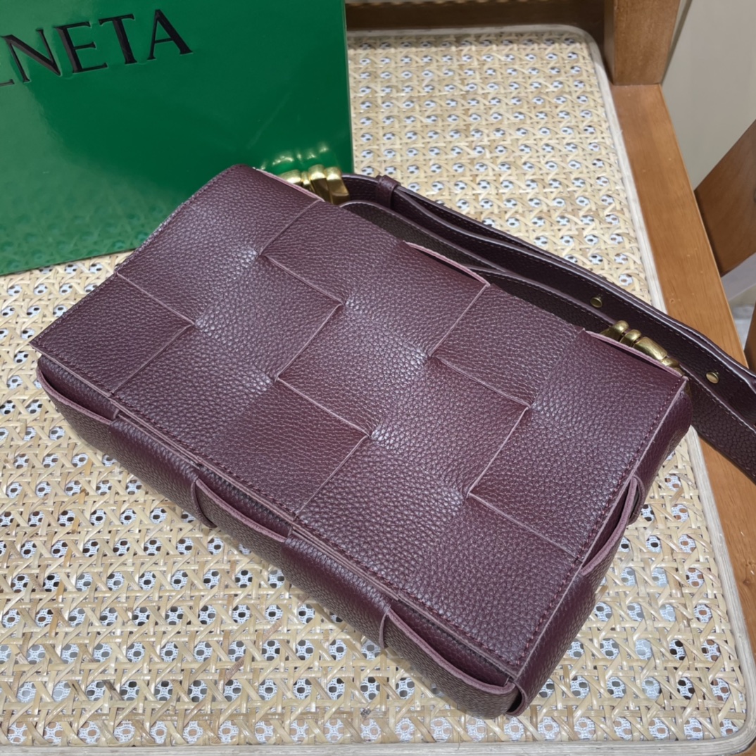 Bottega Veneta CASSETTE 23CM BAG 666870酒红色