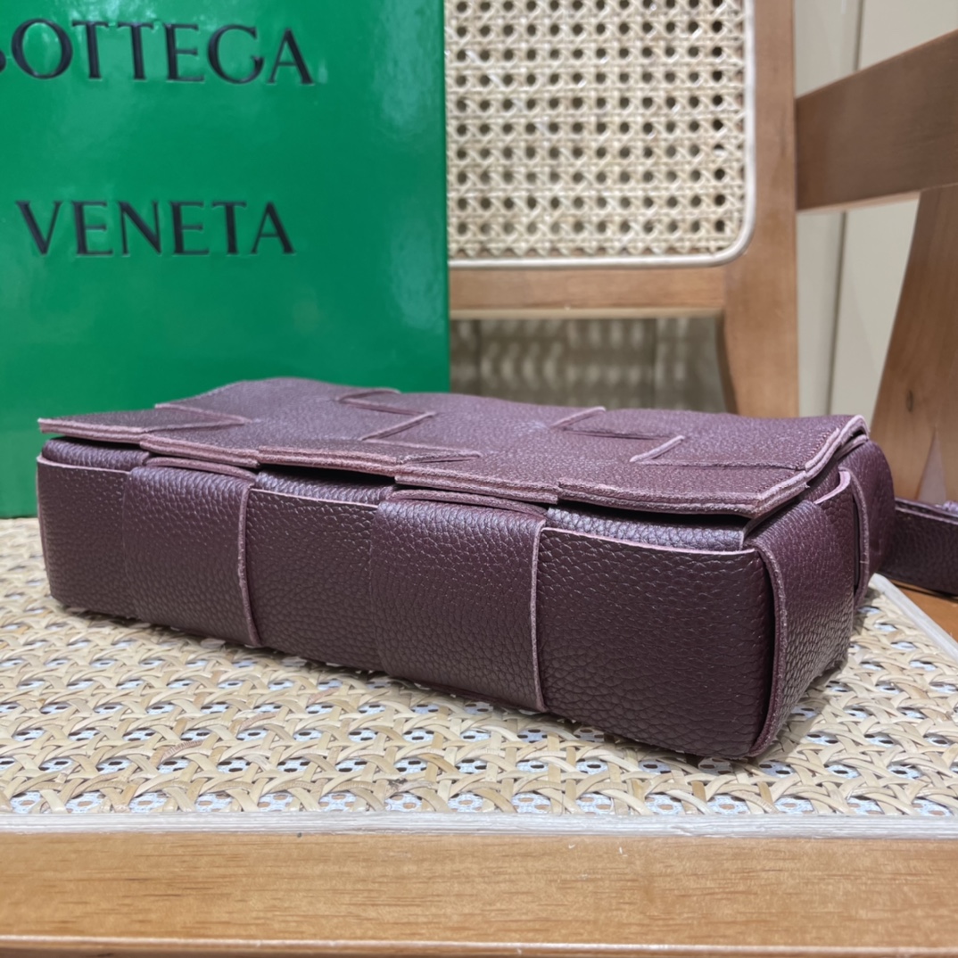 Bottega Veneta CASSETTE 23CM BAG 666870酒红色