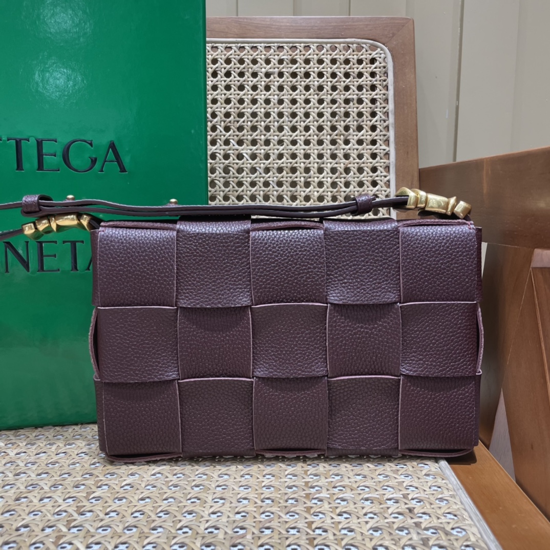 Bottega Veneta CASSETTE 23CM BAG 666870酒红色