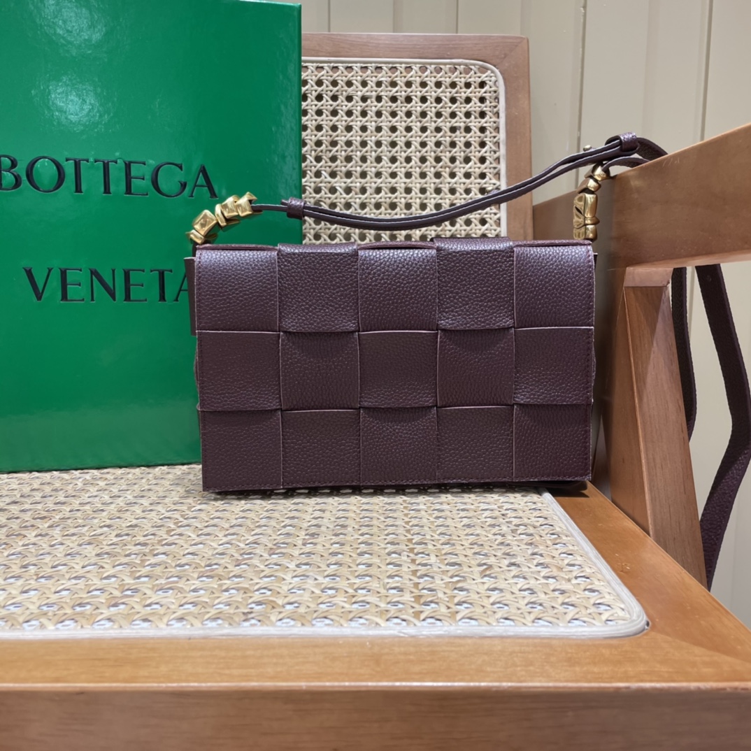 Bottega Veneta CASSETTE 23CM BAG 666870酒红色