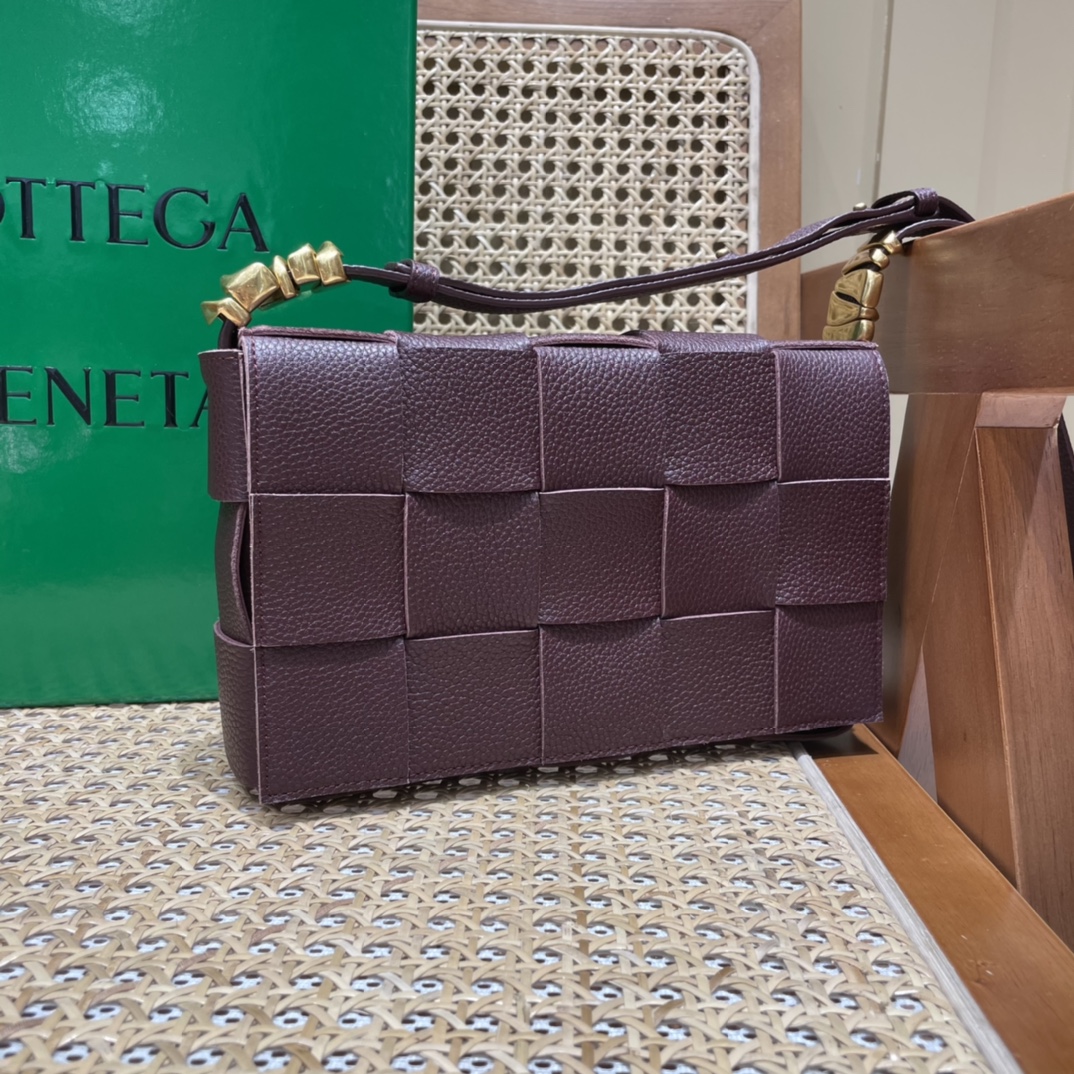 Bottega Veneta CASSETTE 23CM BAG 666870酒红色