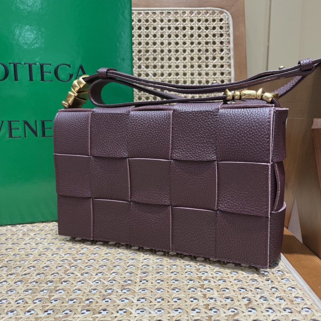 Bottega Veneta CASSETTE 23CM BAG 666870酒红色