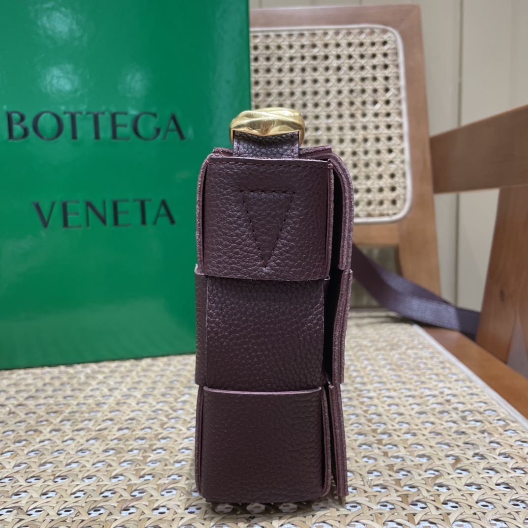 Bottega Veneta CASSETTE 23CM BAG 666870酒红色