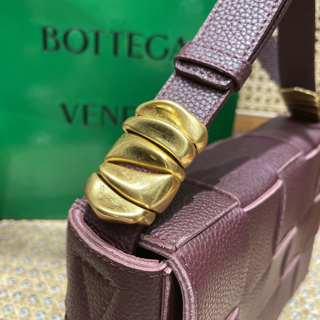Bottega Veneta CASSETTE 23CM BAG 666870酒红色