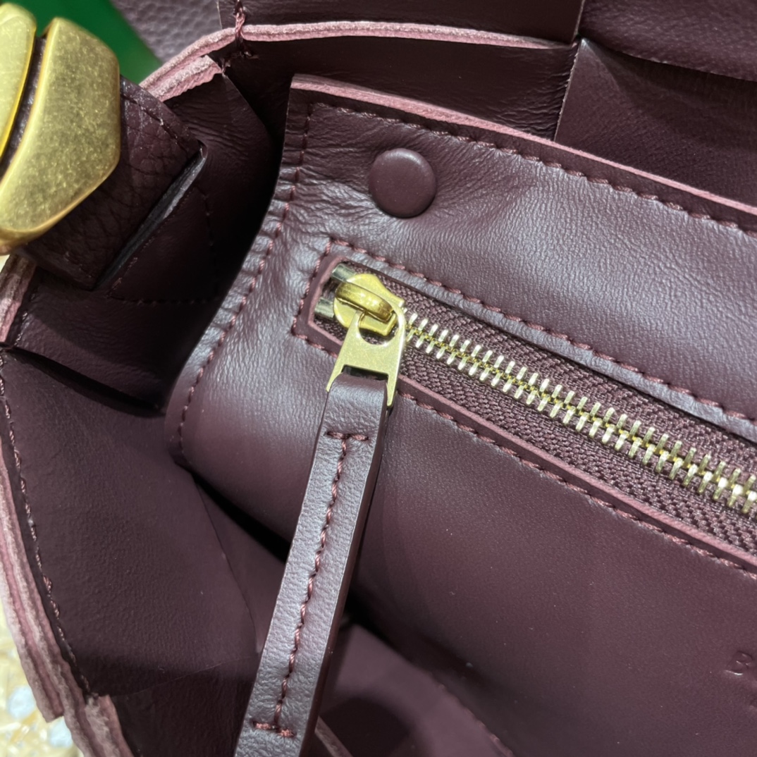 Bottega Veneta CASSETTE 23CM BAG 666870酒红色