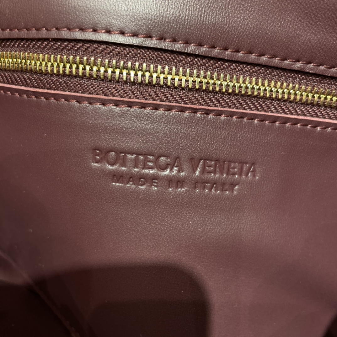 Bottega Veneta CASSETTE 23CM BAG 666870酒红色