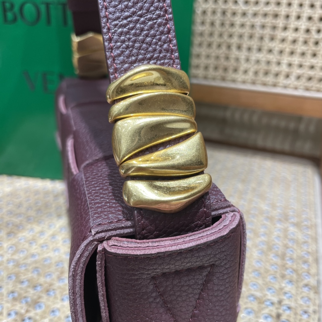 Bottega Veneta CASSETTE 23CM BAG 666870酒红色
