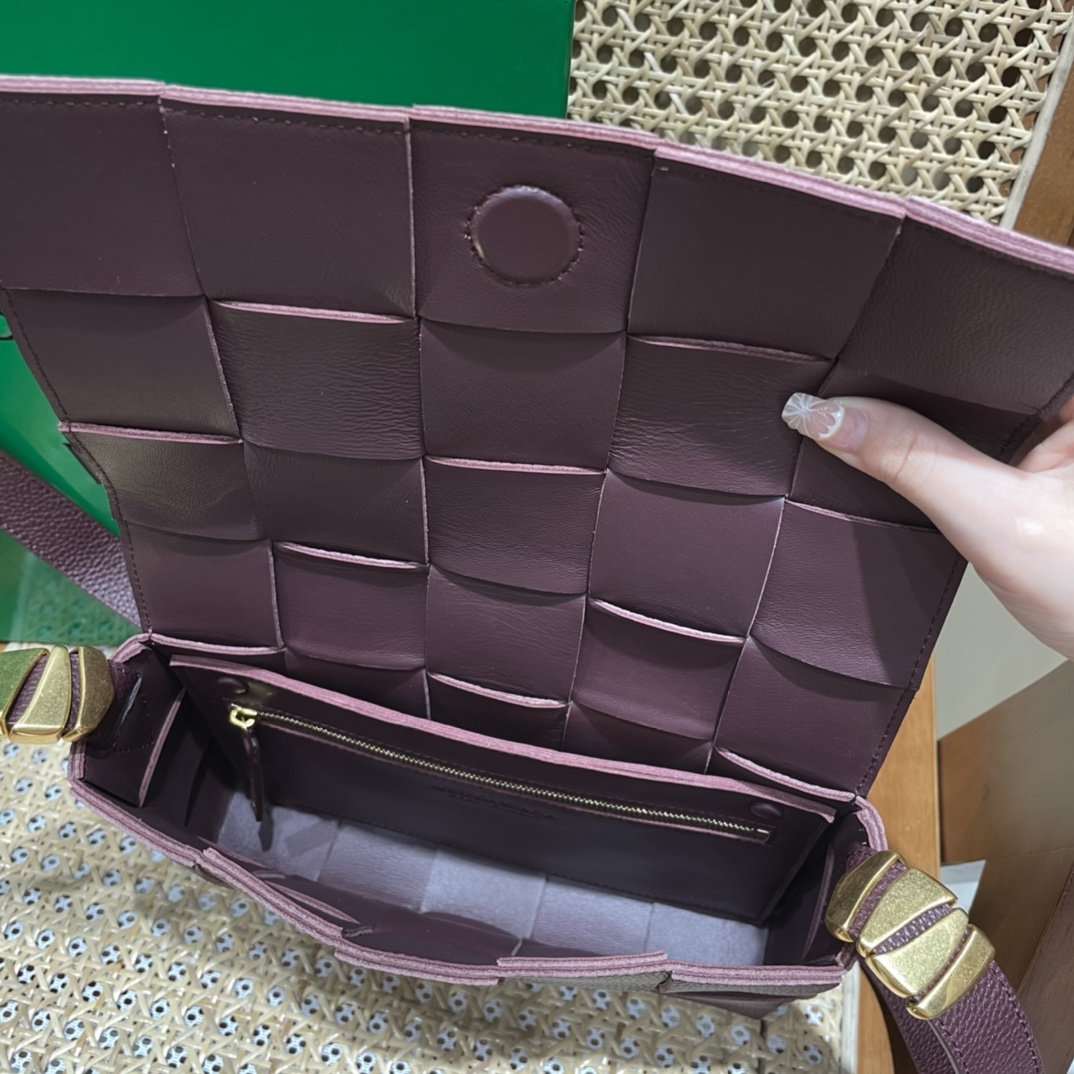 Bottega Veneta CASSETTE 23CM BAG 666870酒红色