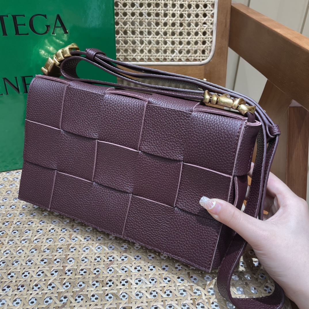 Bottega Veneta CASSETTE 23CM BAG 666870酒红色