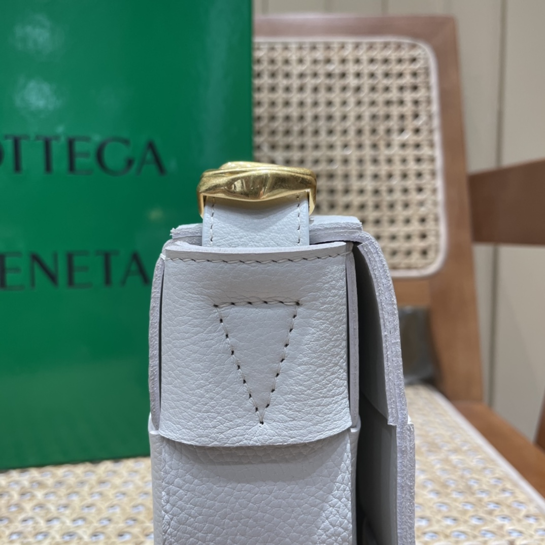 Bottega Veneta CASSETTE 23CM BAG 666870白色