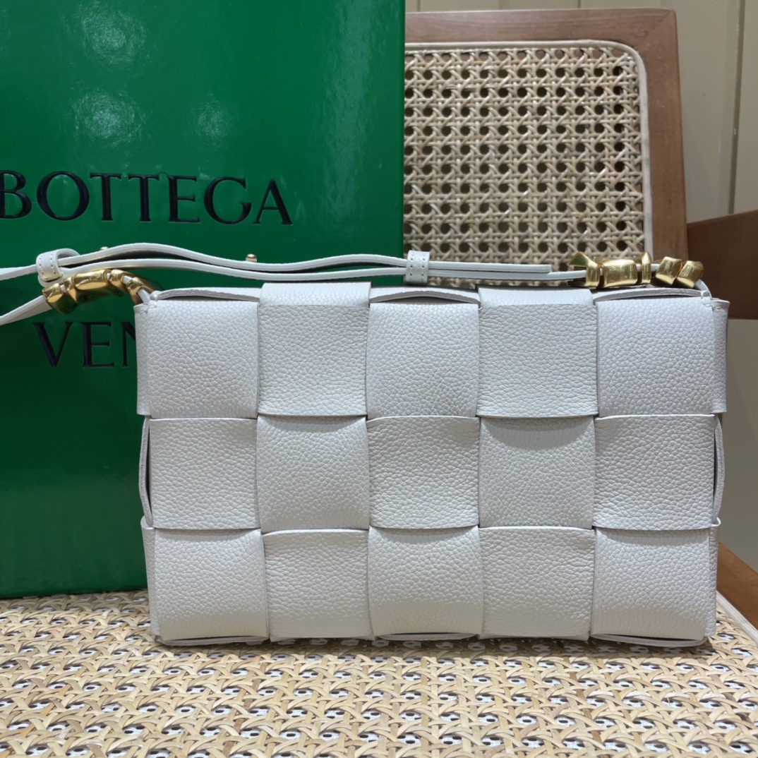 Bottega Veneta CASSETTE 23CM BAG 666870白色