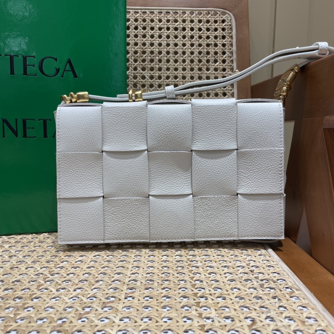 Bottega Veneta CASSETTE 23CM BAG 666870白色