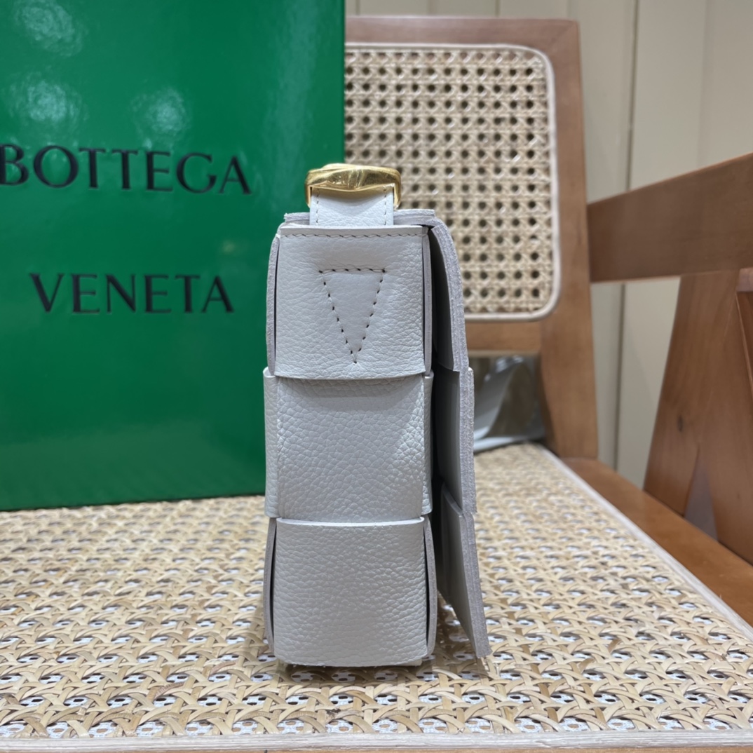 Bottega Veneta CASSETTE 23CM BAG 666870白色