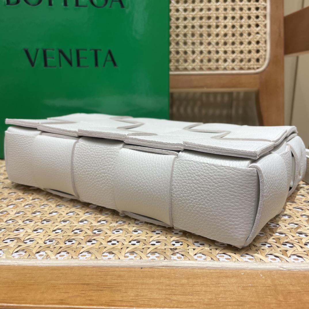 Bottega Veneta CASSETTE 23CM BAG 666870白色