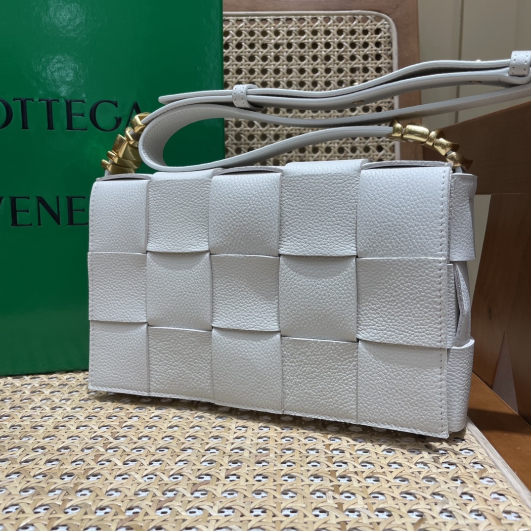 Bottega Veneta CASSETTE 23CM BAG 666870白色
