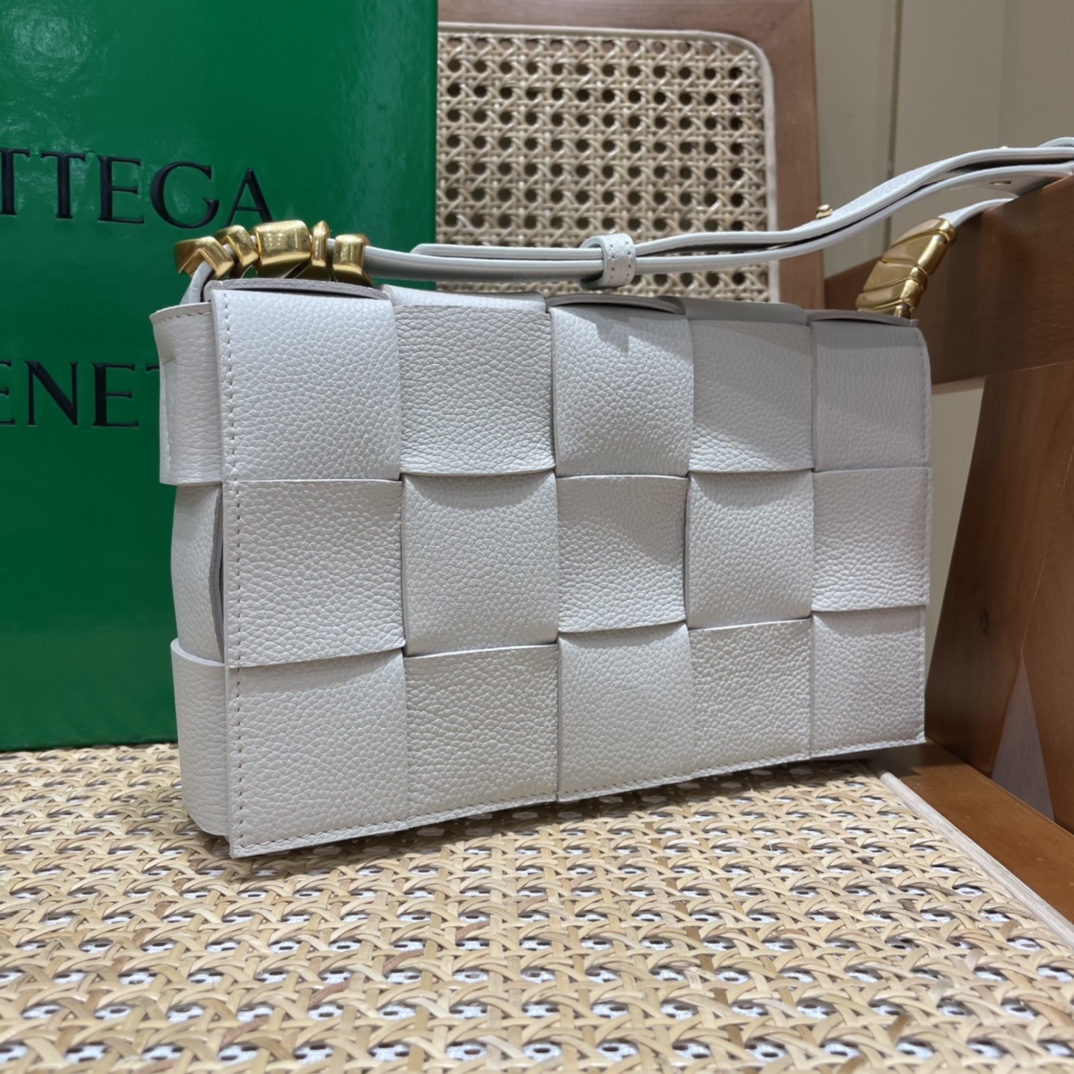 Bottega Veneta CASSETTE 23CM BAG 666870白色
