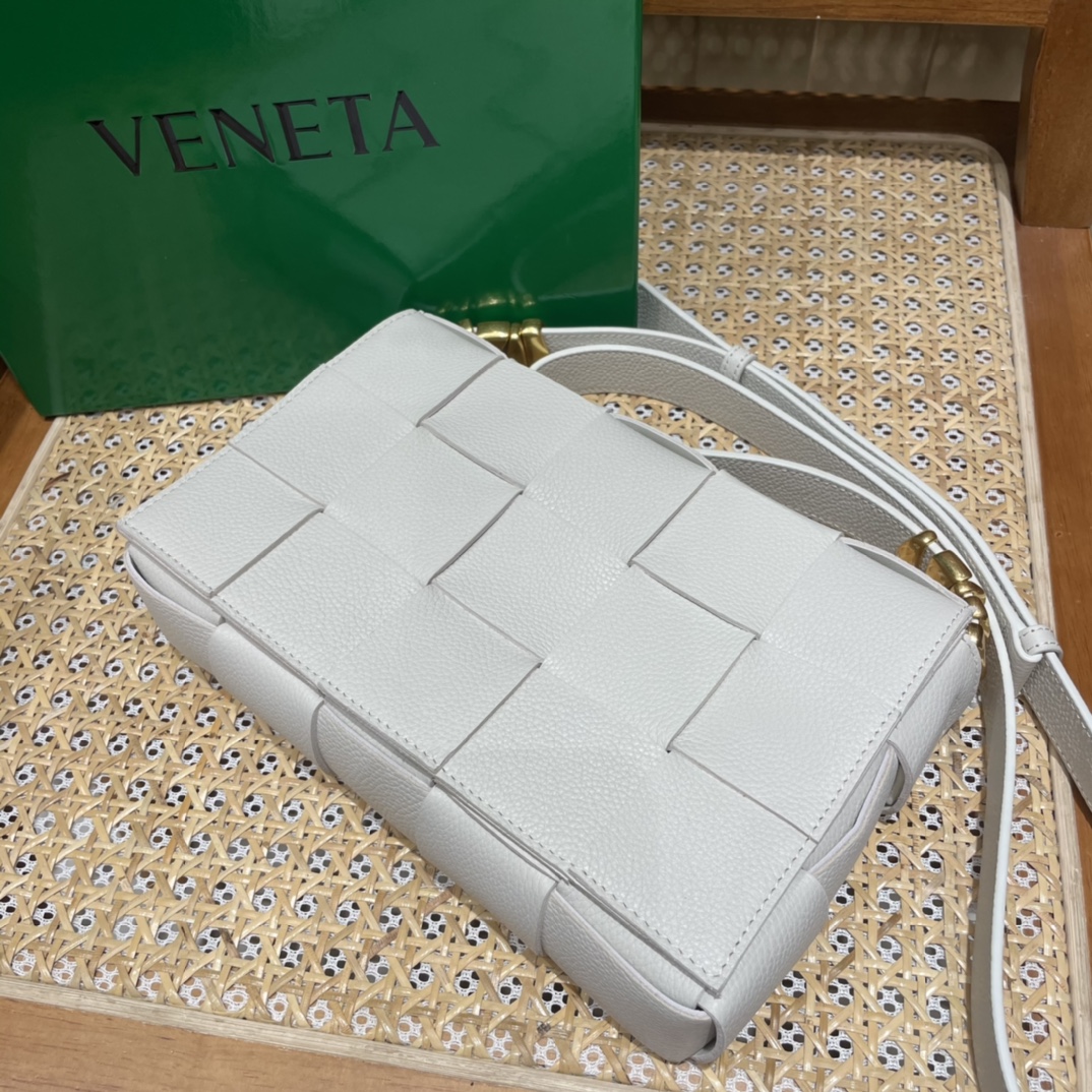 Bottega Veneta CASSETTE 23CM BAG 666870白色