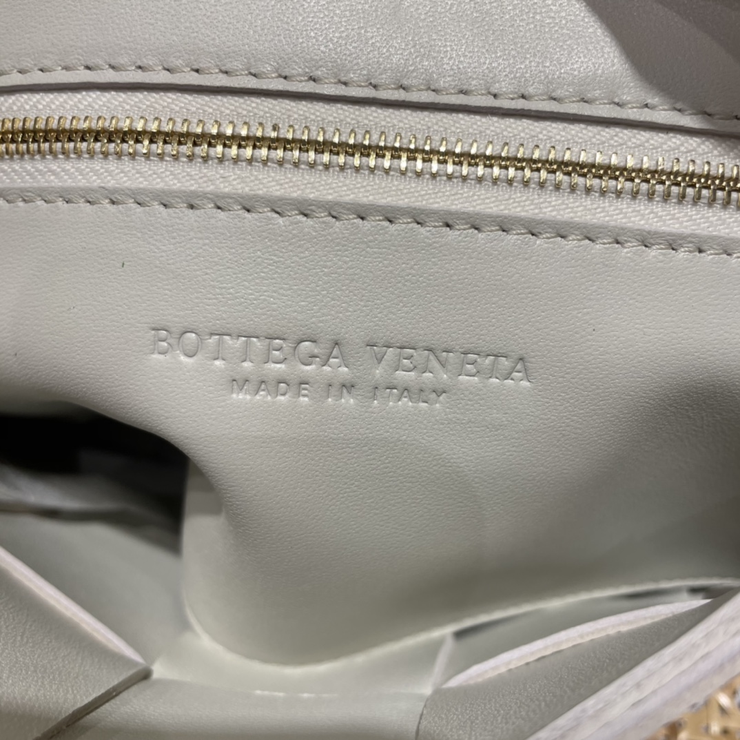 Bottega Veneta CASSETTE 23CM BAG 666870白色