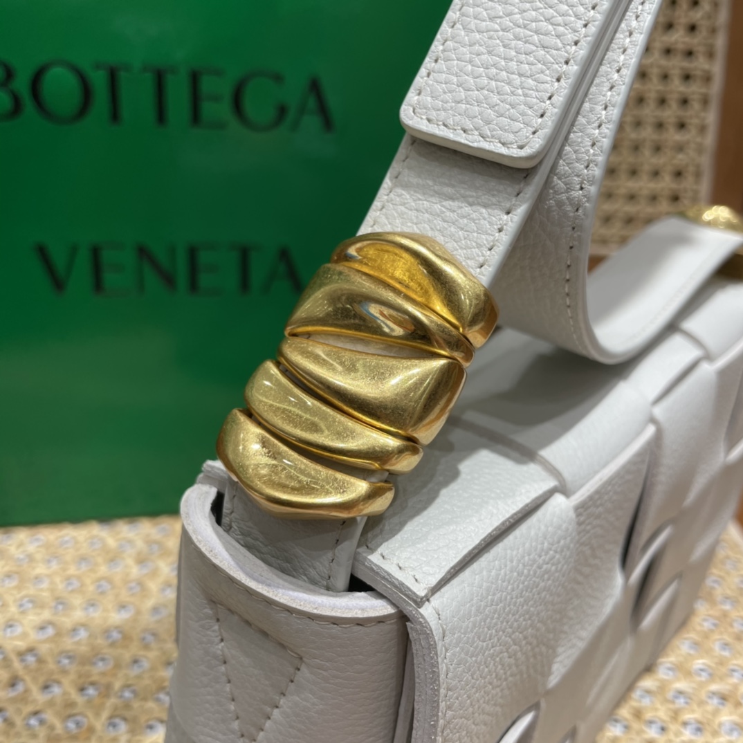 Bottega Veneta CASSETTE 23CM BAG 666870白色