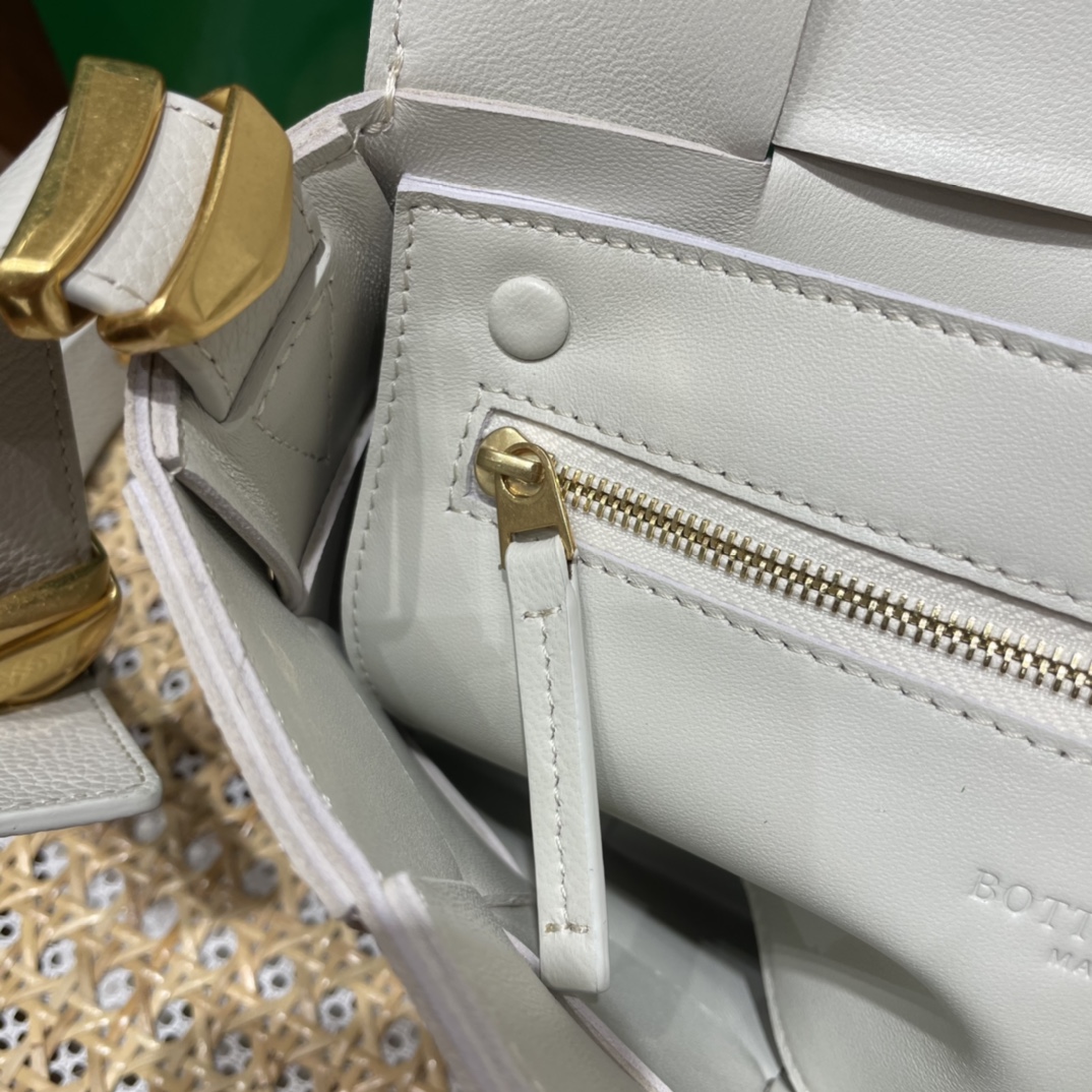 Bottega Veneta CASSETTE 23CM BAG 666870白色