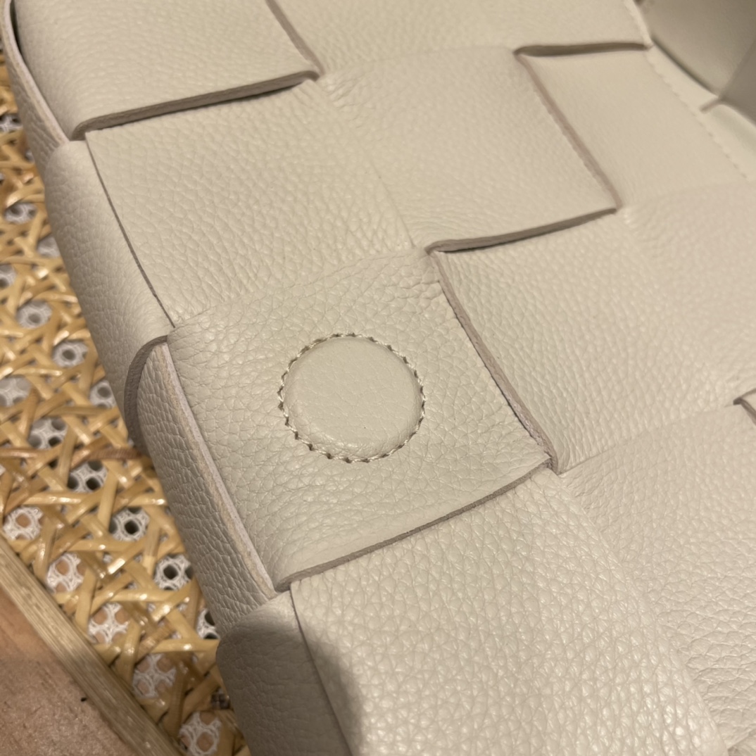 Bottega Veneta CASSETTE 23CM BAG 666870白色