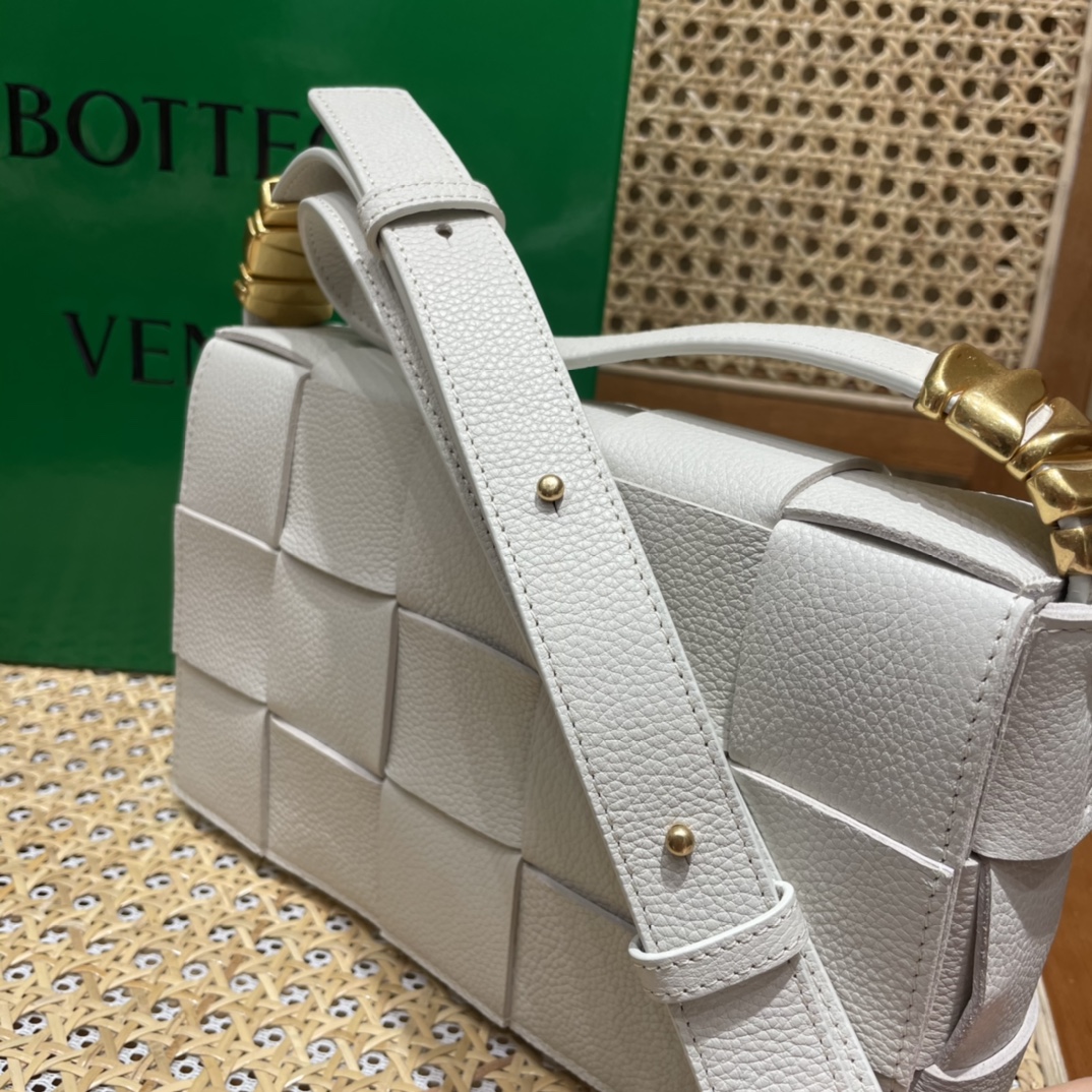 Bottega Veneta CASSETTE 23CM BAG 666870白色