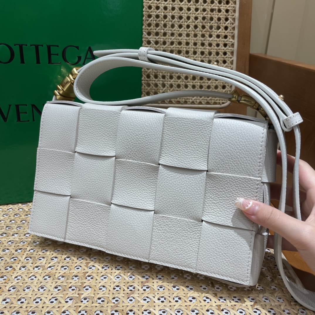 Bottega Veneta CASSETTE 23CM BAG 666870白色