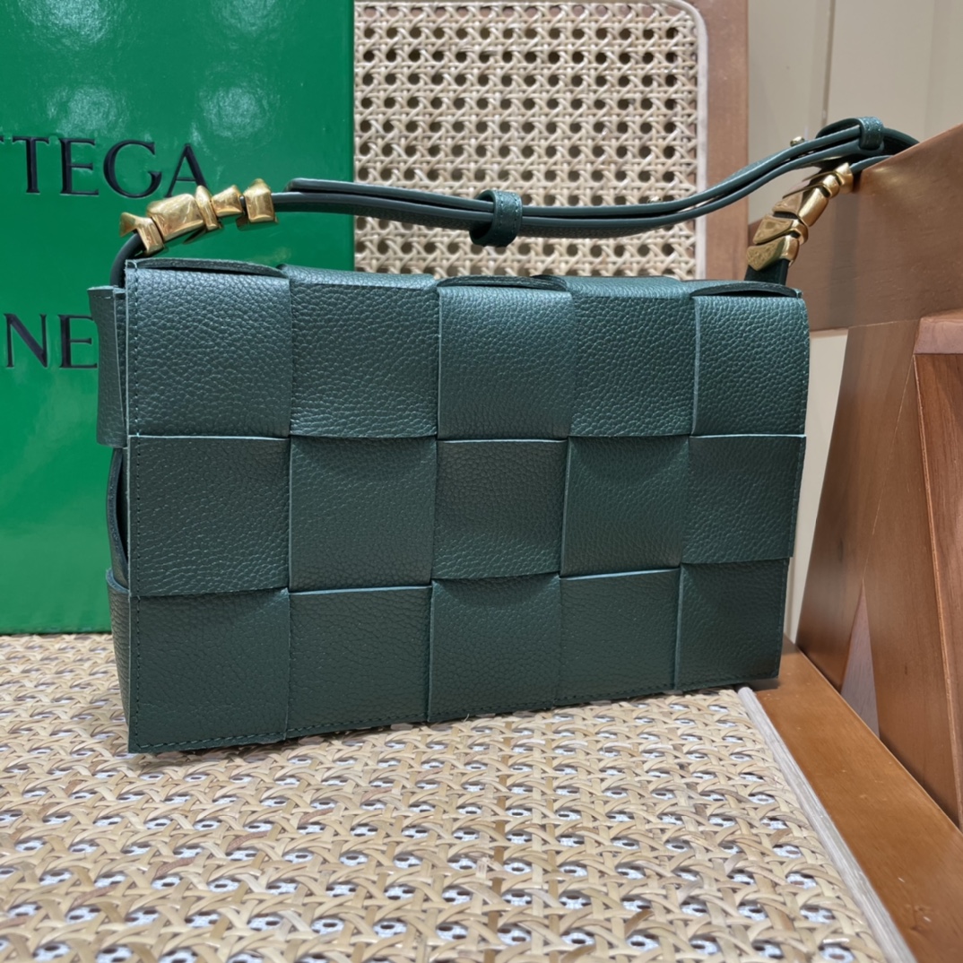 Bottega Veneta CASSETTE 23CM BAG 666870雨树绿