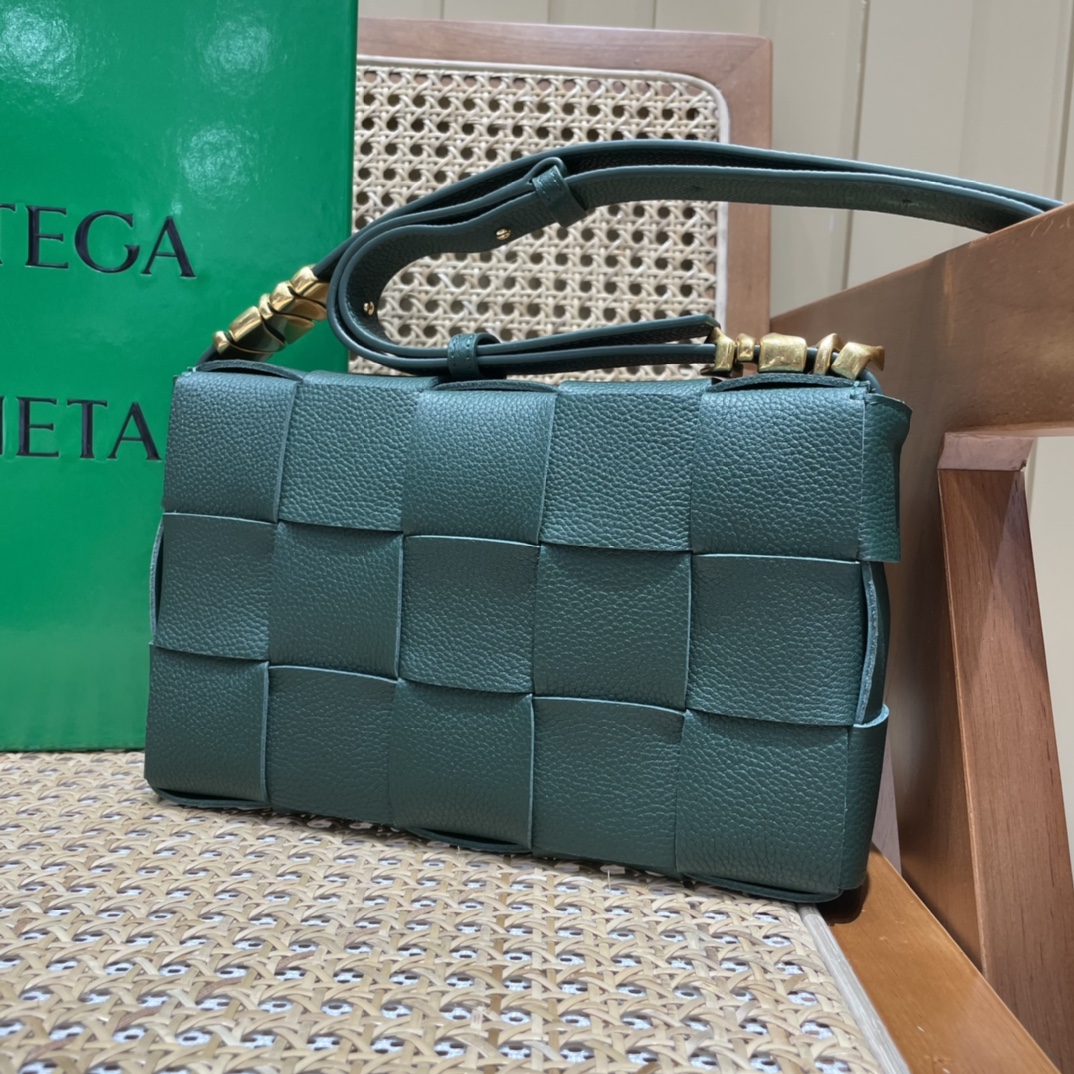 Bottega Veneta CASSETTE 23CM BAG 666870雨树绿