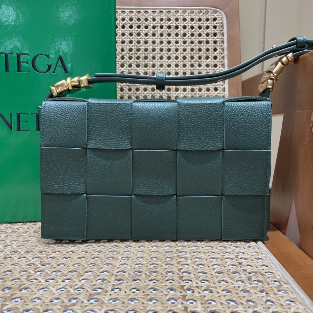 Bottega Veneta CASSETTE 23CM BAG 666870雨树绿