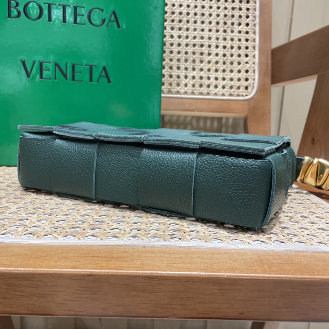 Bottega Veneta CASSETTE 23CM BAG 666870雨树绿
