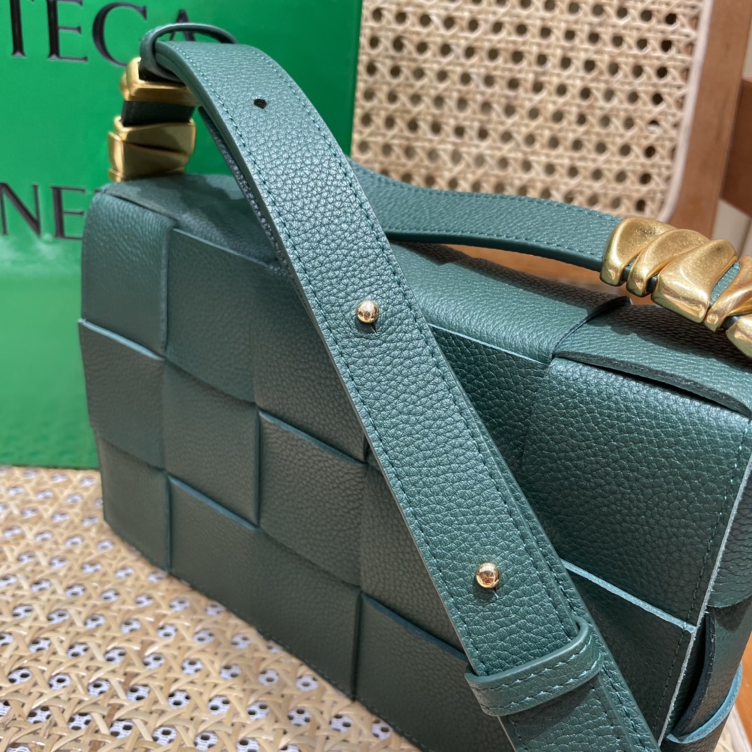 Bottega Veneta CASSETTE 23CM BAG 666870雨树绿