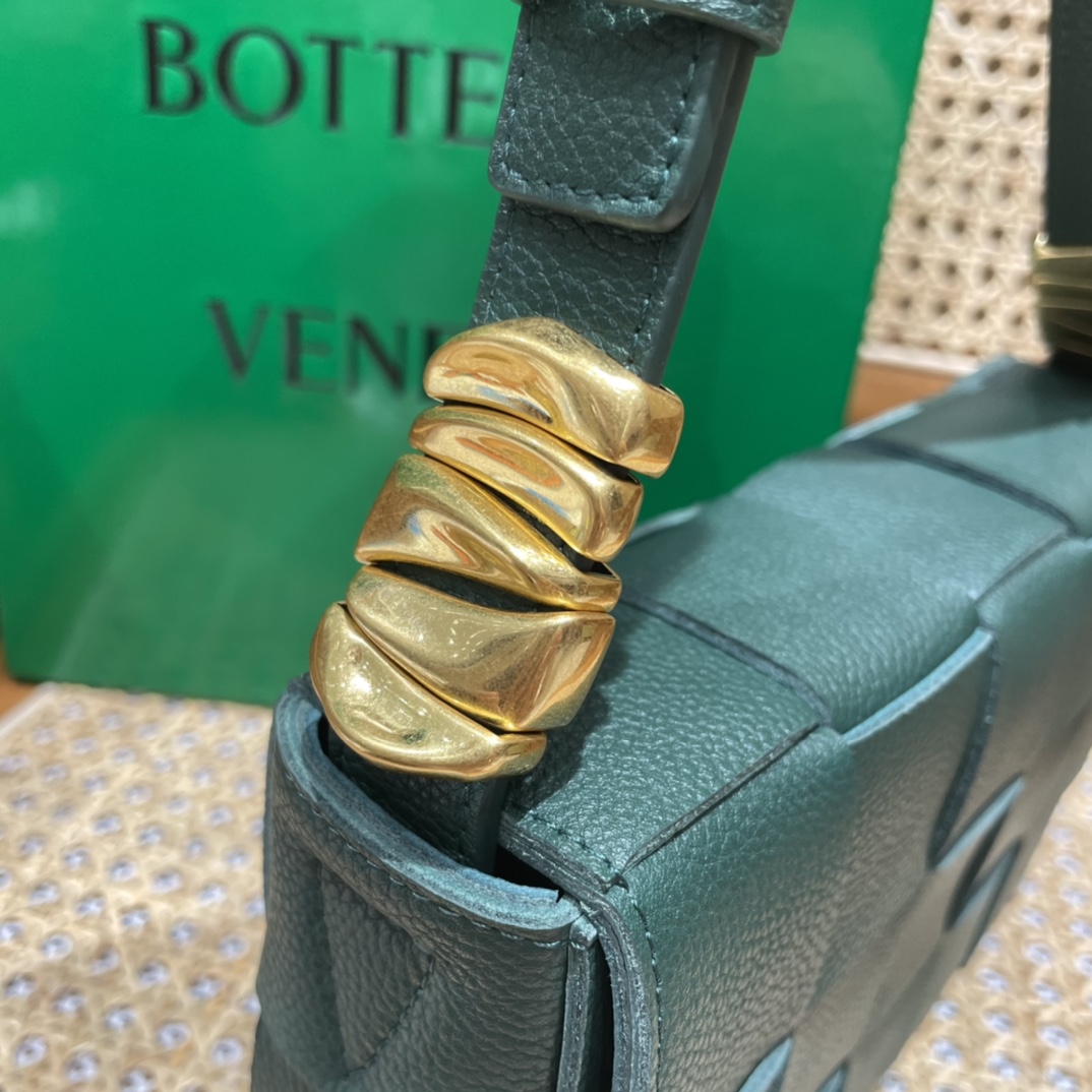 Bottega Veneta CASSETTE 23CM BAG 666870雨树绿