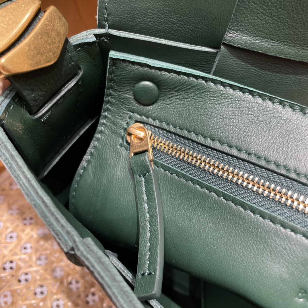 Bottega Veneta CASSETTE 23CM BAG 666870雨树绿