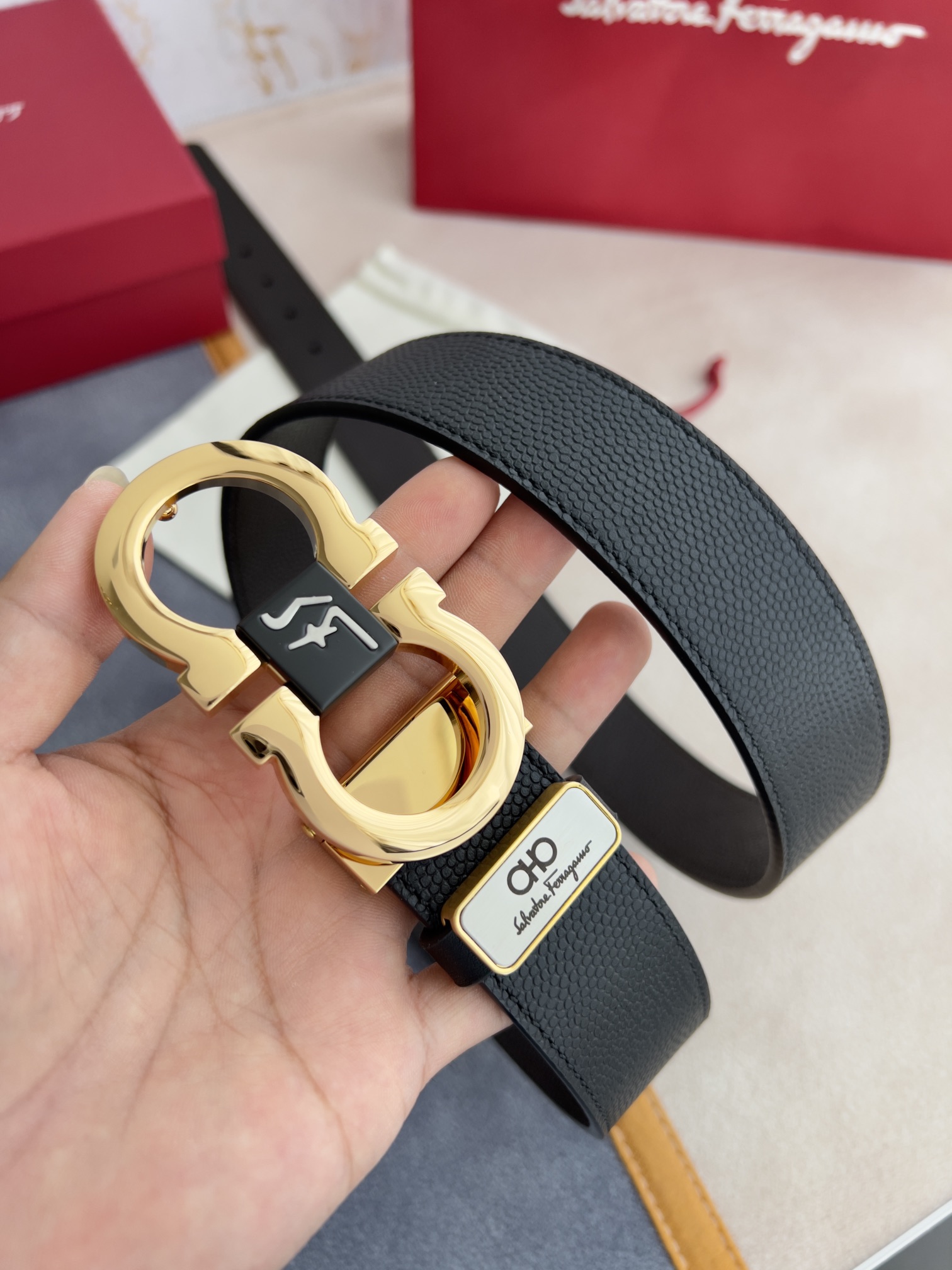 I0  Ferragamo 菲拉格慕 腰带·皮带·原单 型号：挂扣,原版挂扣,实物拍摄,头层牛皮 材料：百分百头层牛皮,保证真皮.双面可用专柜同等质量,经典双面头层牛皮球纹黑咖,金色纯铜挂扣,带身可自由裁剪,可双面使用,送人自用首选 包装：请认准如图专柜包装,赠送打孔器,原版电子票,宽度3.5mm