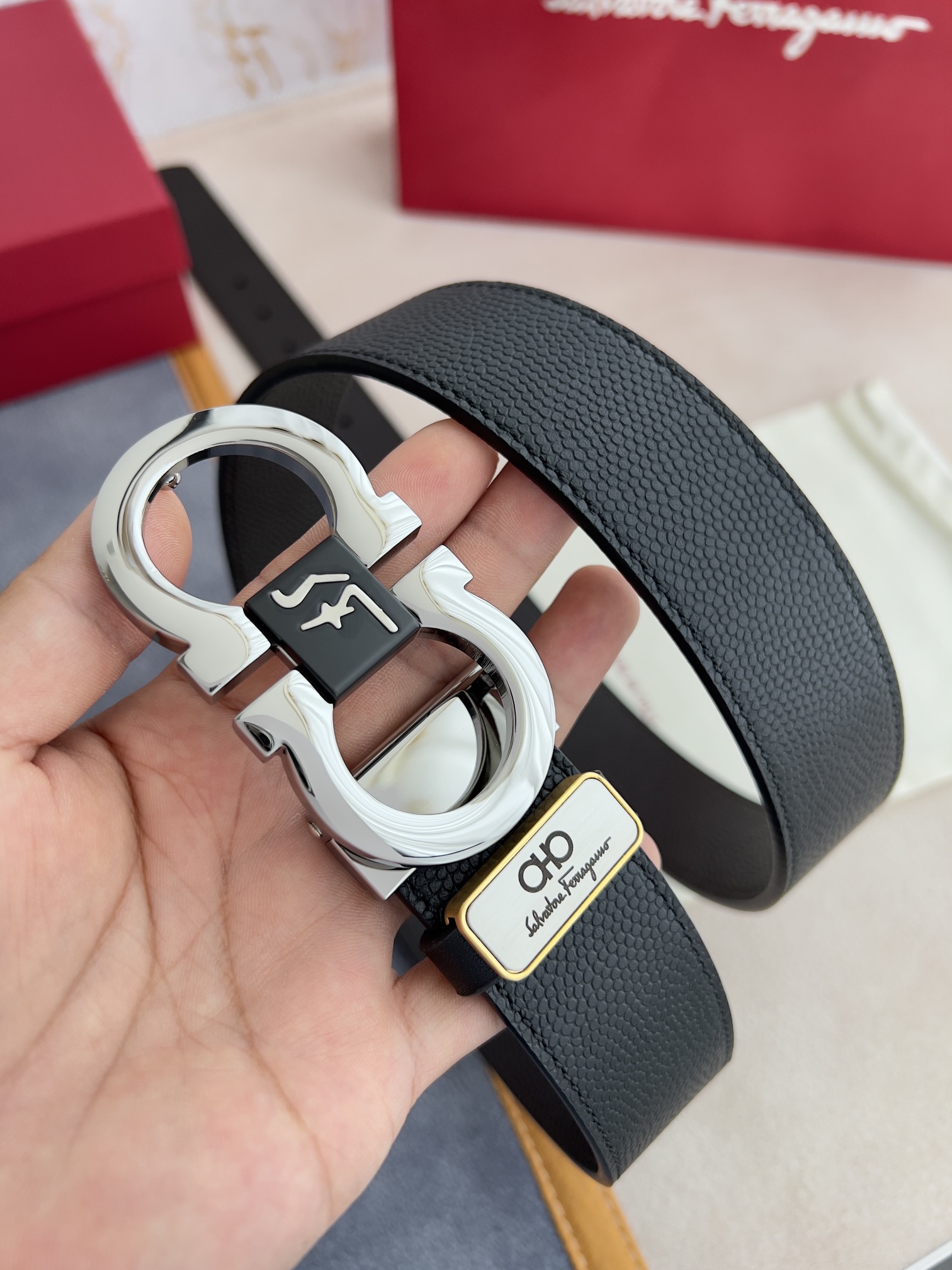 I0  Ferragamo 菲拉格慕 腰带·皮带·原单 型号：挂扣,原版挂扣,实物拍摄,头层牛皮 材料：百分百头层牛皮,保证真皮.双面可用专柜同等质量,经典双面头层牛皮球纹黑咖,银色纯铜挂扣,带身可自由裁剪,可双面使用,送人自用首选 包装：请认准如图专柜包装,赠送打孔器,原版电子票,宽度3.5mm