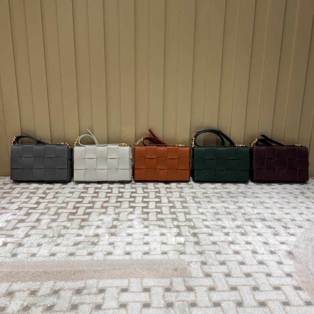 Bottega Veneta CASSETTE 23CM BAG 666870酒红色