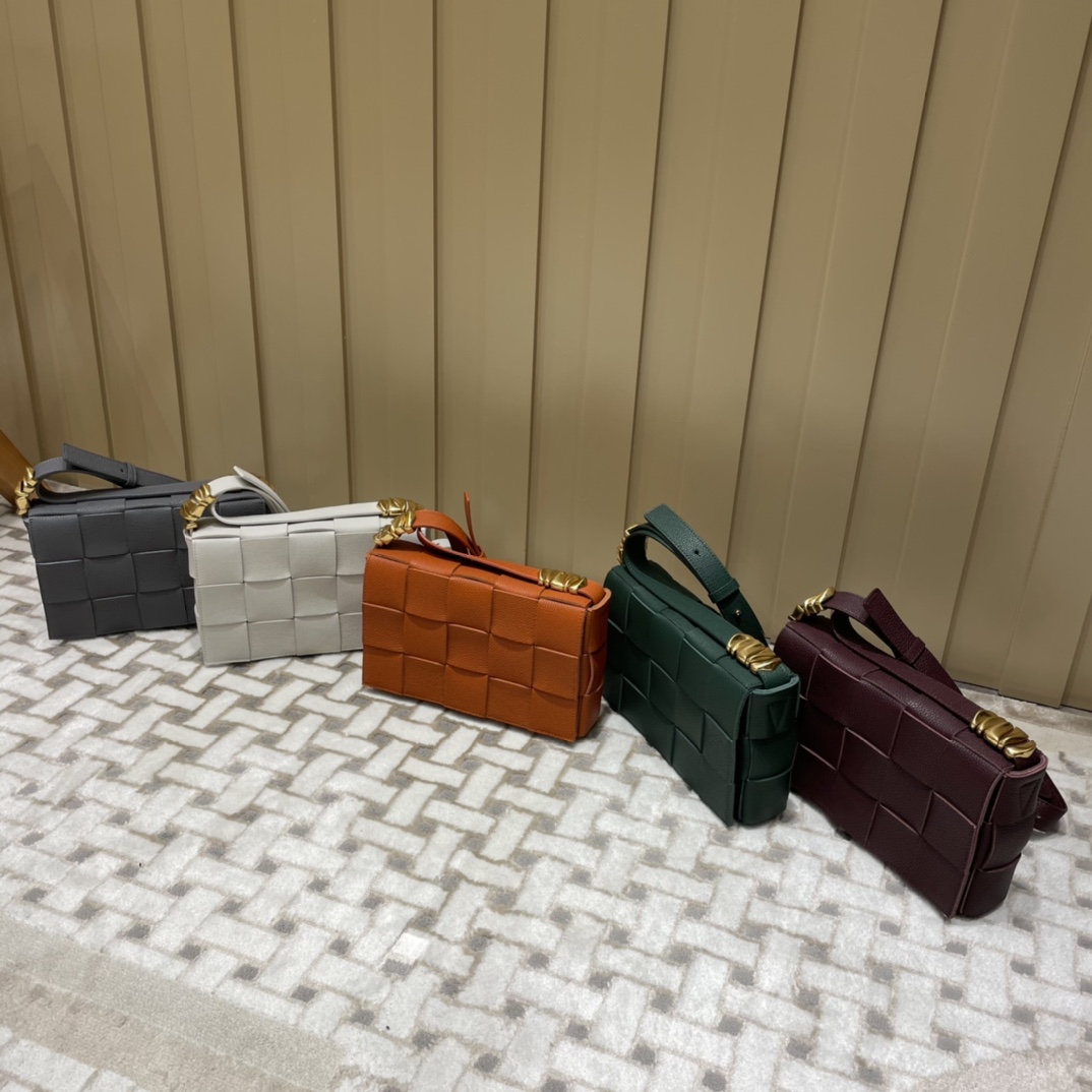 Bottega Veneta CASSETTE 23CM BAG 666870酒红色