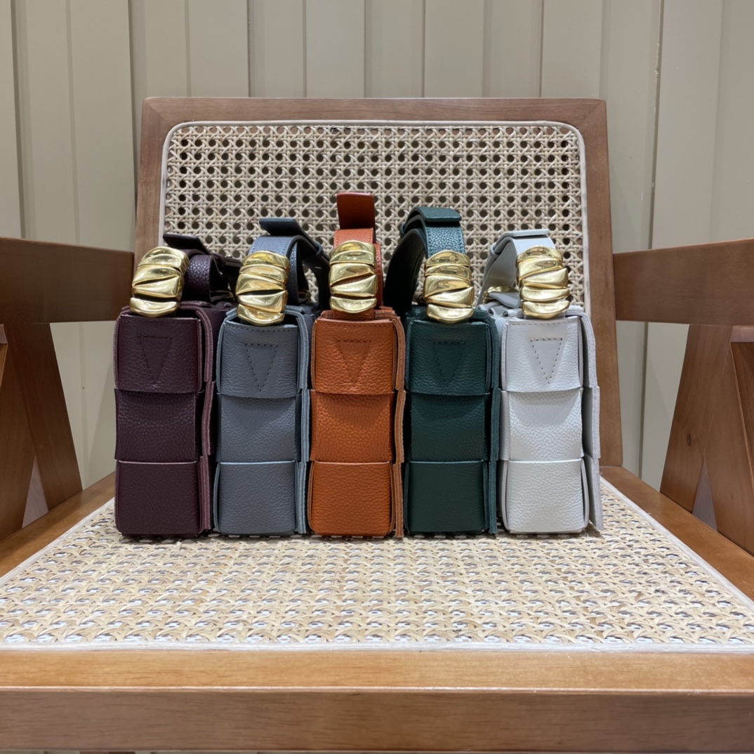 Bottega Veneta CASSETTE 23CM BAG 666870酒红色