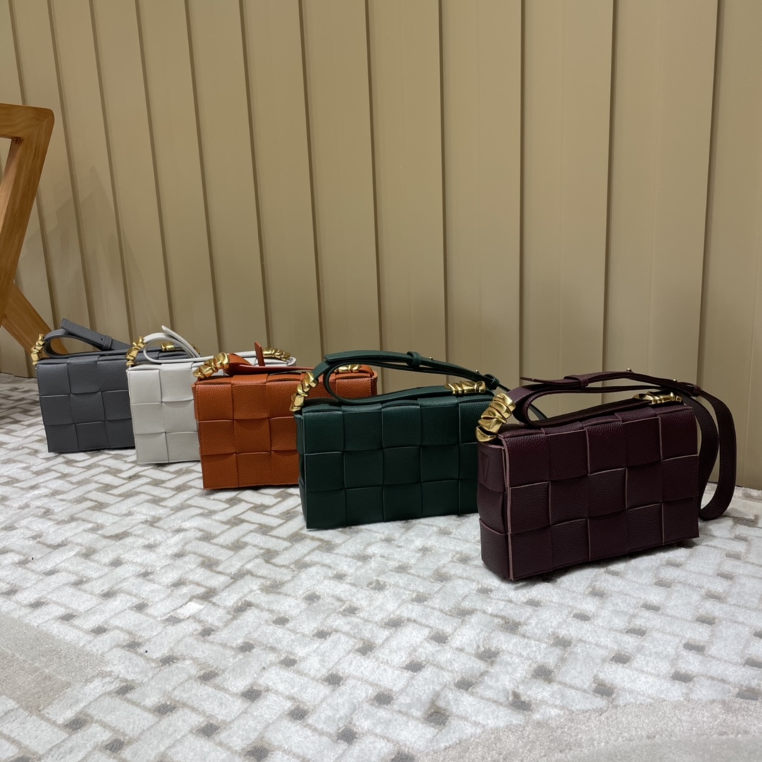 Bottega Veneta CASSETTE 23CM BAG 666870酒红色