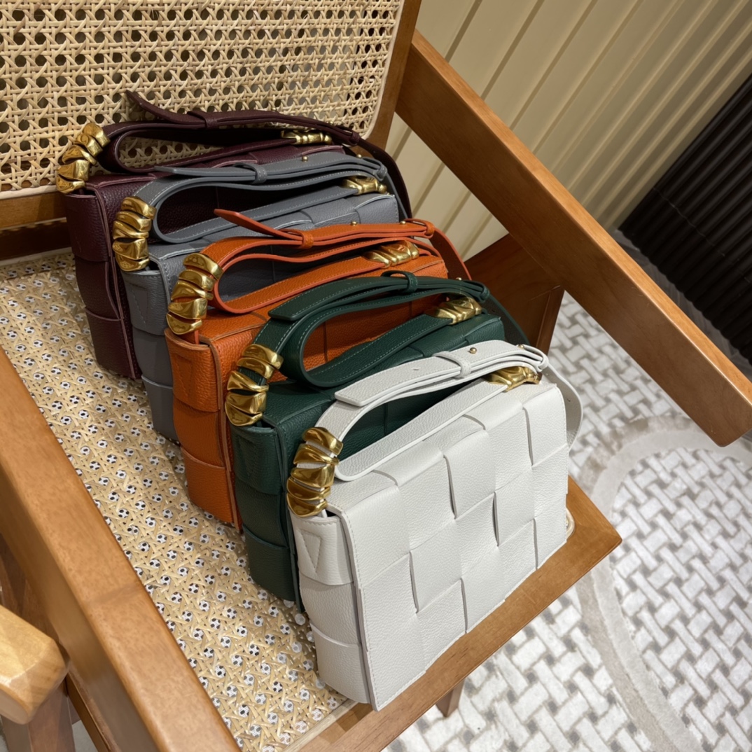 Bottega Veneta CASSETTE 23CM BAG 666870酒红色