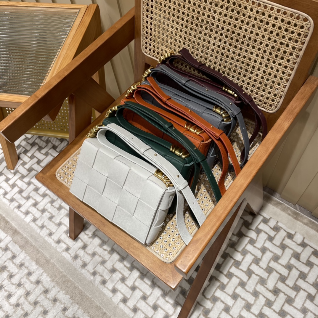 Bottega Veneta CASSETTE 23CM BAG 666870酒红色