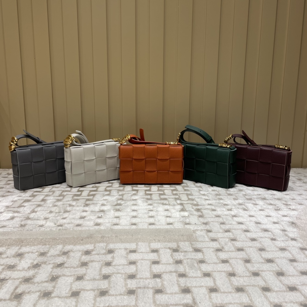 Bottega Veneta CASSETTE 23CM BAG 666870酒红色