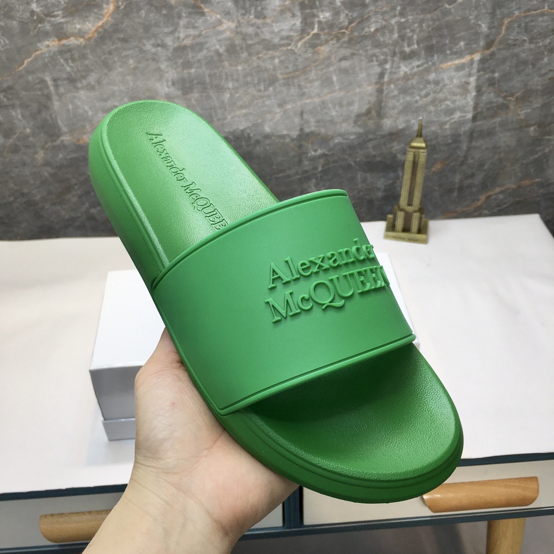 H0   麦昆 Alexander McQueen ~ 情侣款👫 最火爆的品牌logo，标准性凉鞋拖鞋，众多网红同款，软踏踏的原版鞋底，鞋面为PVC品牌标志性logo，非常时尚沙滩拖鞋，这个夏天不能错过时尚单品。