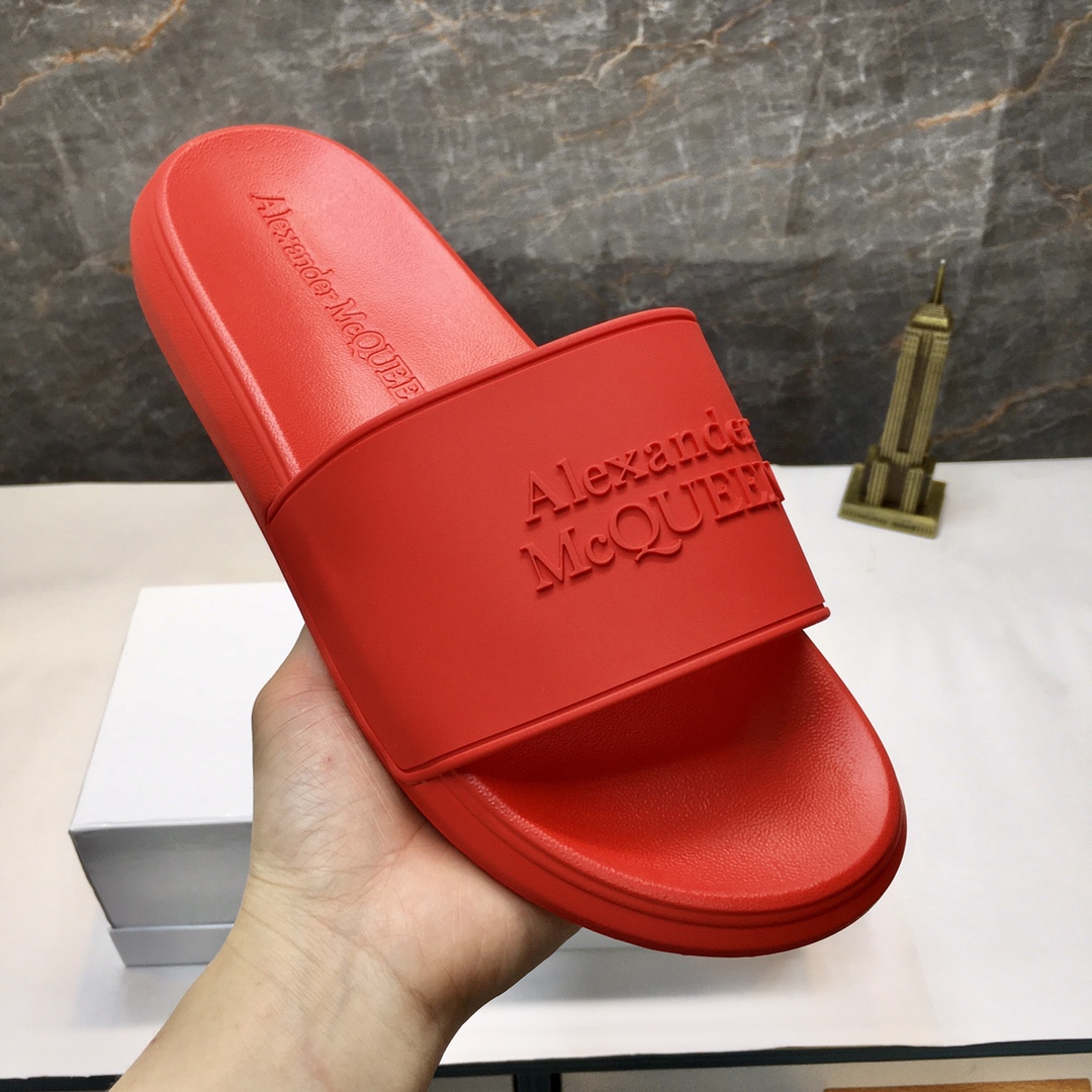 H0   麦昆 Alexander McQueen ~ 情侣款👫 最火爆的品牌logo，标准性凉鞋拖鞋，众多网红同款，软踏踏的原版鞋底，鞋面为PVC品牌标志性logo，非常时尚沙滩拖鞋，这个夏天不能错过时尚单品。