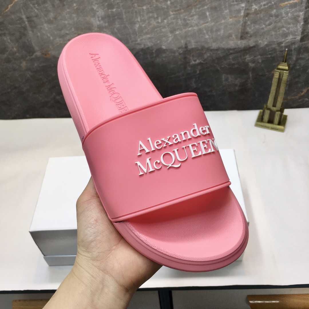 H0   麦昆 Alexander McQueen ~ 情侣款👫 最火爆的品牌logo，标准性凉鞋拖鞋，众多网红同款，软踏踏的原版鞋底，鞋面为PVC品牌标志性logo，非常时尚沙滩拖鞋，这个夏天不能错过时尚单品。