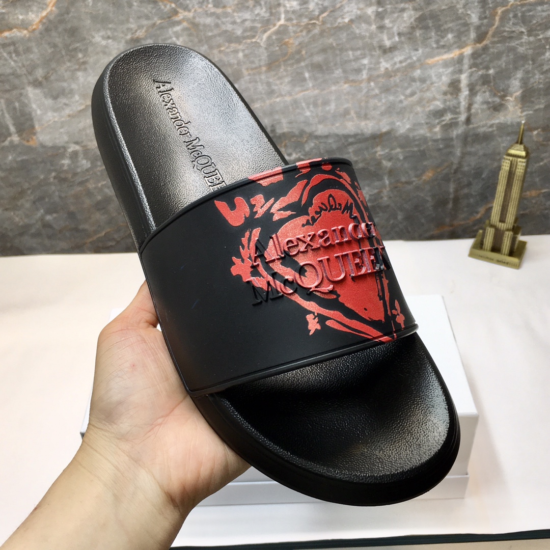 H0   麦昆 Alexander McQueen ~ 情侣款👫 最火爆的品牌logo，标准性凉鞋拖鞋，众多网红同款，软踏踏的原版鞋底，鞋面为PVC品牌标志性logo，非常时尚沙滩拖鞋，这个夏天不能错过时尚单品。