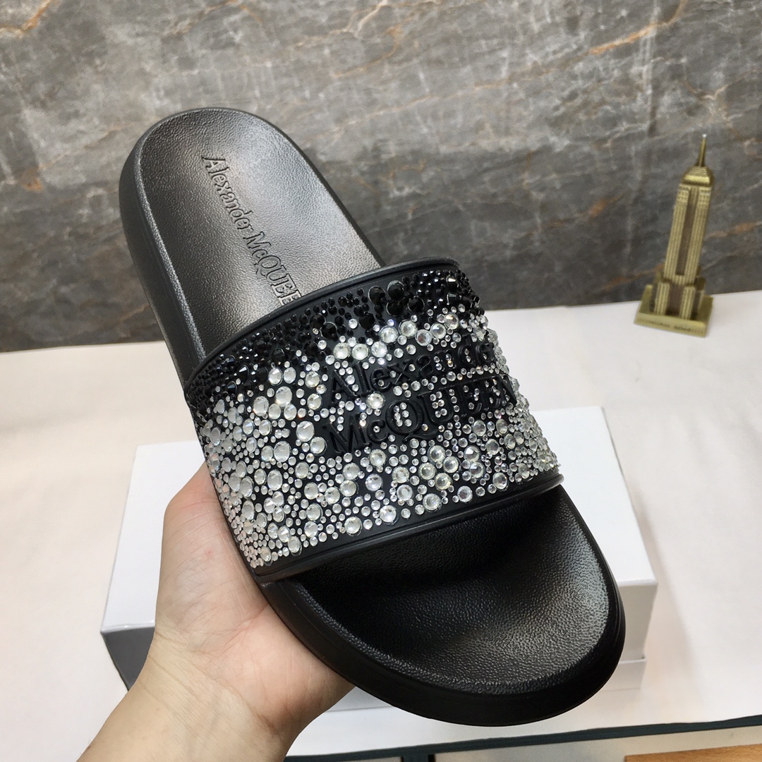 H0   麦昆 Alexander McQueen ~ 情侣款👫 最火爆的品牌logo，标准性凉鞋拖鞋，众多网红同款，软踏踏的原版鞋底，鞋面为PVC品牌标志性logo，非常时尚沙滩拖鞋，这个夏天不能错过时尚单品。