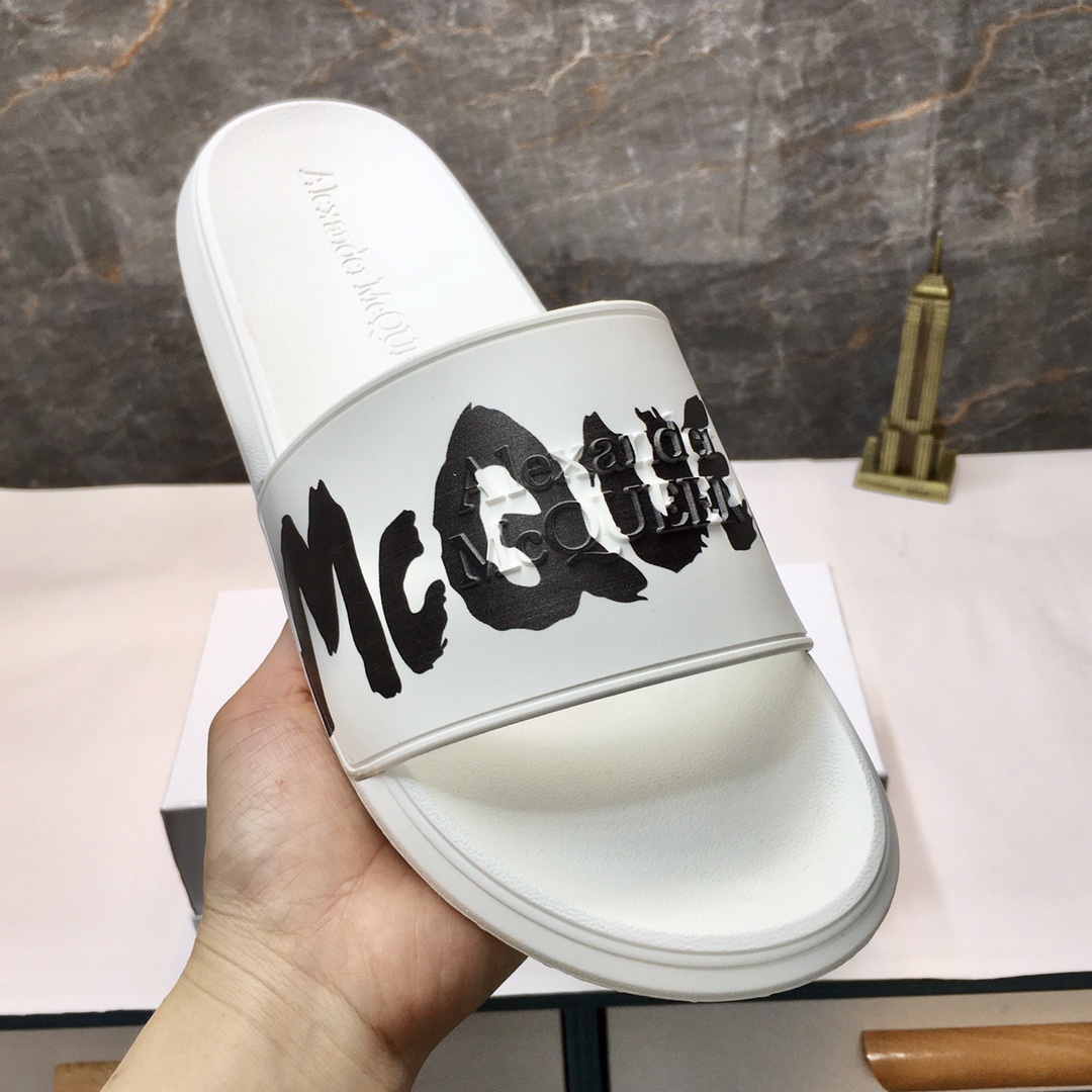 H0   麦昆 Alexander McQueen ~ 情侣款👫 最火爆的品牌logo，标准性凉鞋拖鞋，众多网红同款，软踏踏的原版鞋底，鞋面为PVC品牌标志性logo，非常时尚沙滩拖鞋，这个夏天不能错过时尚单品。